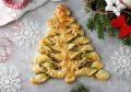Новогодняя закуска, которая удивит каждого: пирог-ёлочка на столе