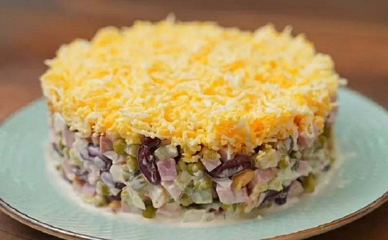 Салат с фасолью и ветчиной: новый взгляд на праздничное меню