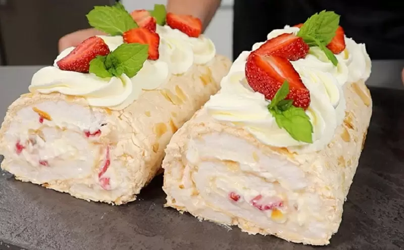 Меренговый рулет с клубникой: легкий десерт, который удивит