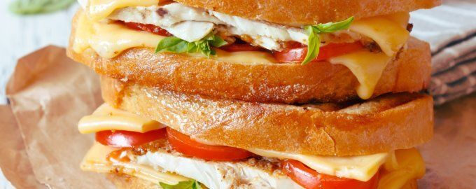 Идеальный завтрак: пушистые бутерброды с копченой курицей и свежими помидорами
