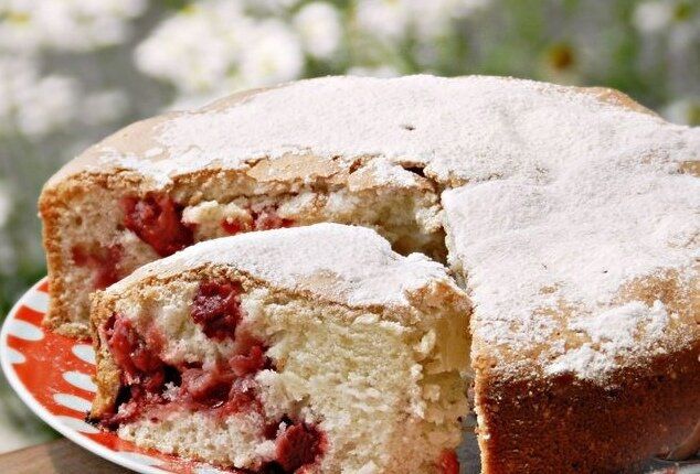 Шарлотка с клубникой: легкий десерт для сладких мгновений