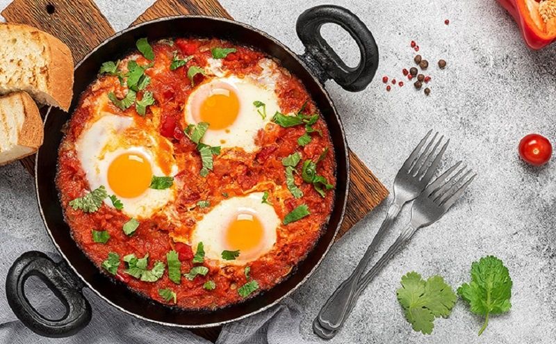 Яичница с овощами и зеленью: освежите привычное блюдо